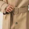 Trench-coat beige en sergé de coton déperlant avec ceinture