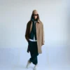 Trench-coat beige en sergé de coton déperlant avec ceinture